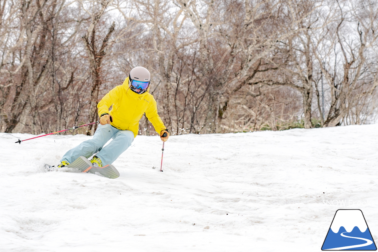 5月になっても雪たっぷり。山頂から山麓まで滑走可能なニセコアンヌプリ国際スキー場のゲレンデを、秋山穂香さんとひと滑り(^^)/